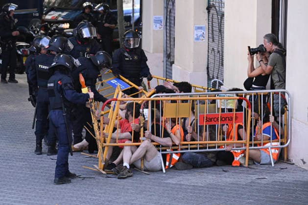 Spain: Protests against the forced eviction from a flat in Barcelona
