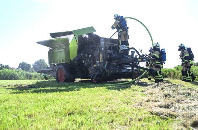 Lower Saxony: Round baler catches fire in a field in Leer