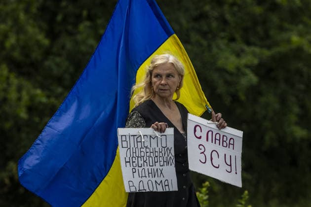 War in Ukraine: Residents welcome released Ukrainian prisoners of war following a prisoner exchange in Chernihiv