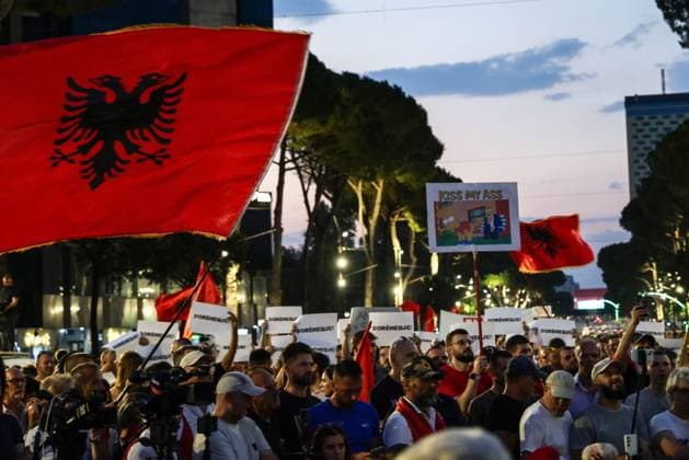 Albania: Protests in Tirana continue against the planned privatisation of coastal land for a luxury development in Zvernec, near Vlora
