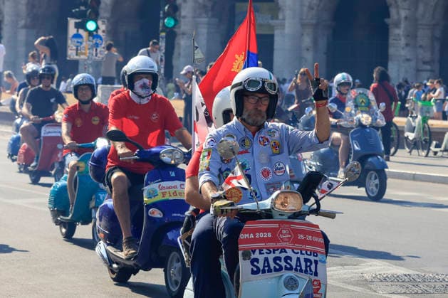 Italy, Vespa meet-up in Rome