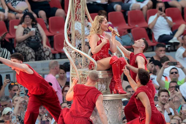 Entertainment: Pictures of the Day