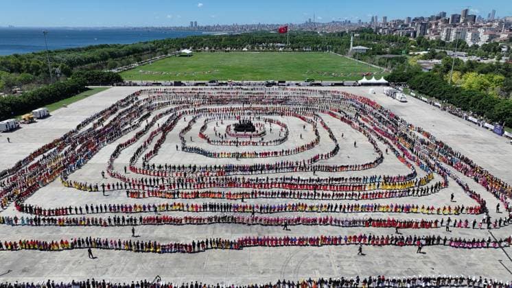 Turkey: Guinness World Record for 5,000 dancers from the Horon Volkstanu in Istanbul