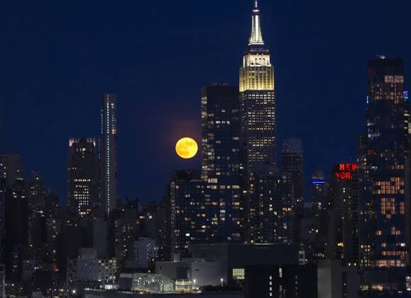 USA, Strawberry Moon over New York