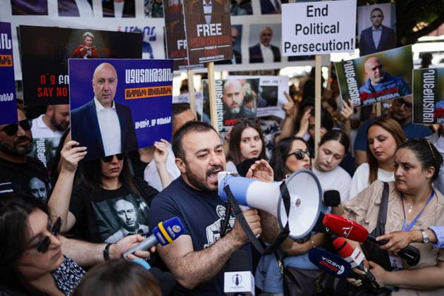 Armenia: Protest outside the government headquarters during talks between von der Leyen and Pashinyan in Yerevan