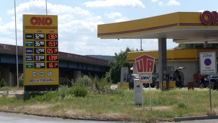 Czechs and Germans drive to Karlovy Vary to fill up