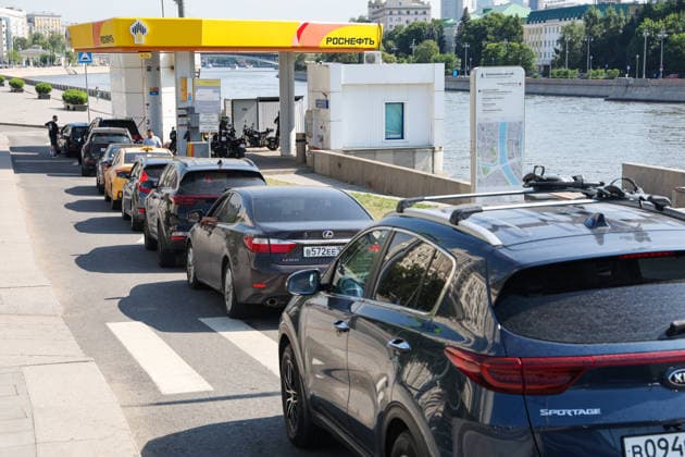 Russia: Fuel shortages in Moscow, long queues at petrol stations