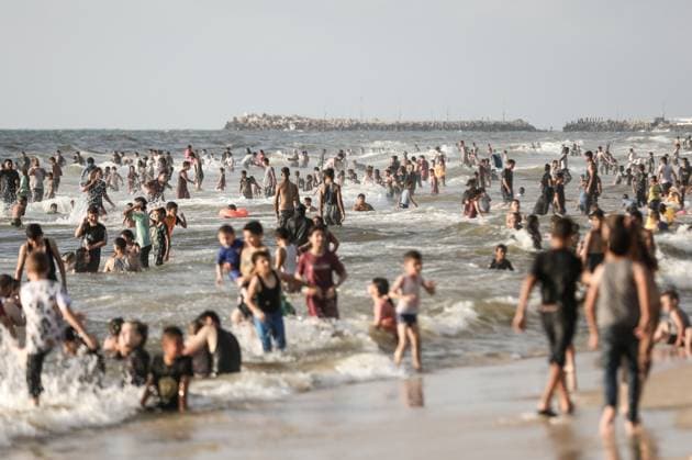 Palestine: Gaza residents seek relief from the heat on the beach