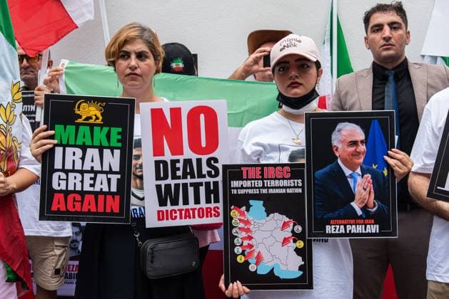 Thailand: Iranians protest outside the US Embassy in Bangkok