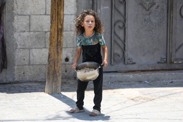 War in the Middle East, Gaza, food distribution in Nuseirat