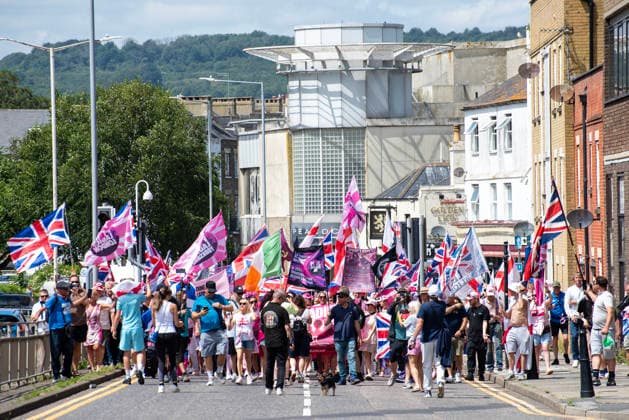 United Kingdom: protests against immigration and a counter-protest in Dover