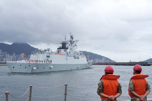 China, the destroyer Nanning in the Port of Hong Kong