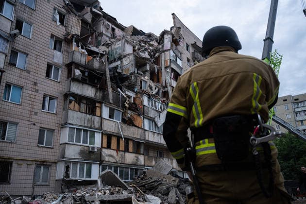 War in Ukraine: damage caused by a Russian air strike on Kyiv