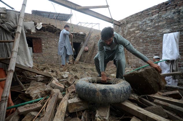 Pakistan: Clean-up operations following a storm and heavy rain in Peshawar