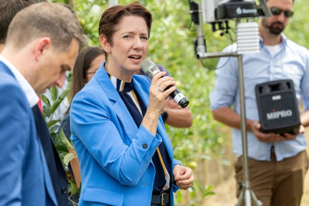 North Rhine-Westphalia, press event on the use of AI in agriculture with Silke Gorißen in Rheinbach