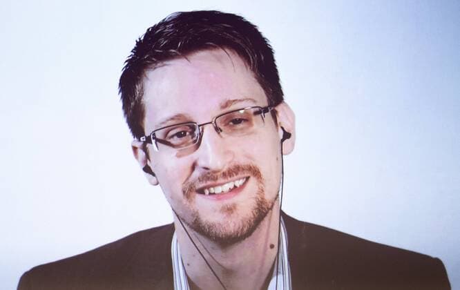 Edward Snowden receives Russian citizenship
