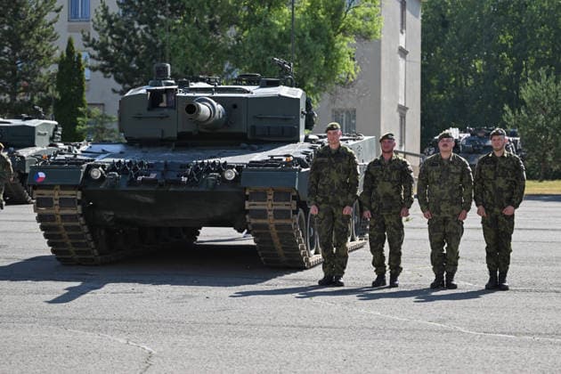 Czech Republic: Handover of Leopard 2A4 tanks to the tank battalion in Praslavice