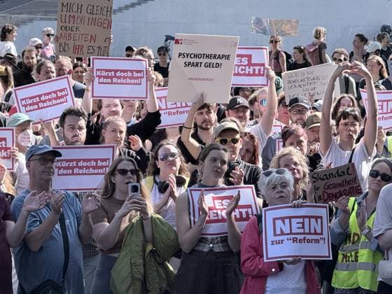 Berlin: Protests against the planned healthcare reform outside the Bundestag