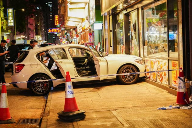 Hong Kong: Car crashes into café