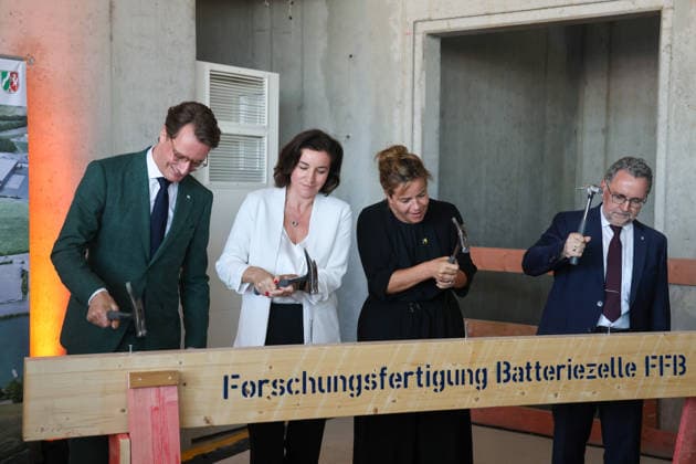 North Rhine-Westphalia: Topping-out ceremony for the Fraunhofer Institute for Battery Cell Research and Production (FFB) in Münster