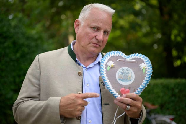 Bavaria: Presentation of the Oktoberfest beer mug by Munich’s Wiesn landlords
