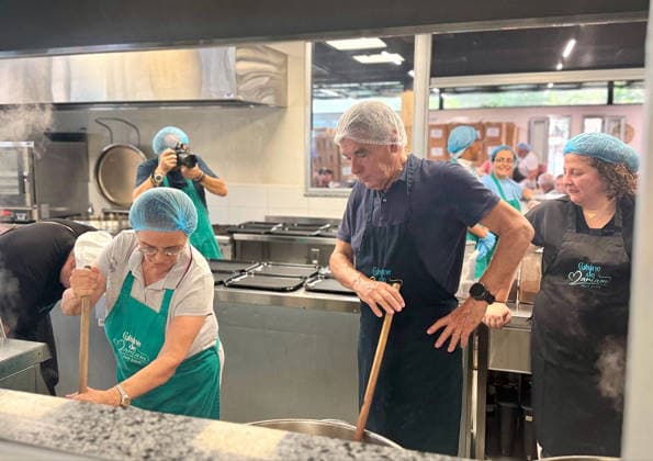 Lebanon: François Fillon cooks with volunteers at a soup kitchen for displaced people and those in need in Beirut