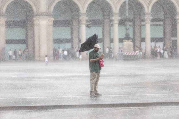 Milan, a shower of rain on the Piazza del Duomo
