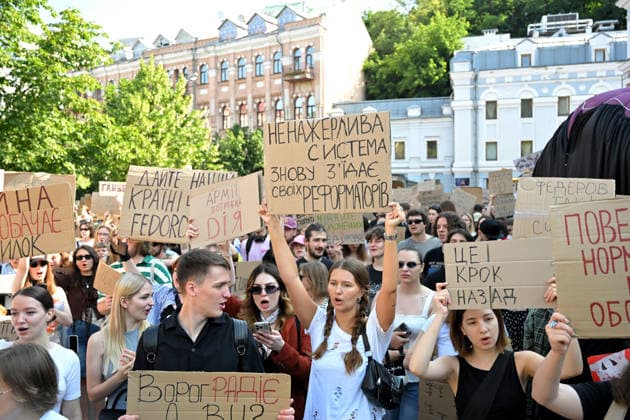 Ukraine: Protests in Kyiv against the dismissal of Defence Minister Mykhailo Fedorov