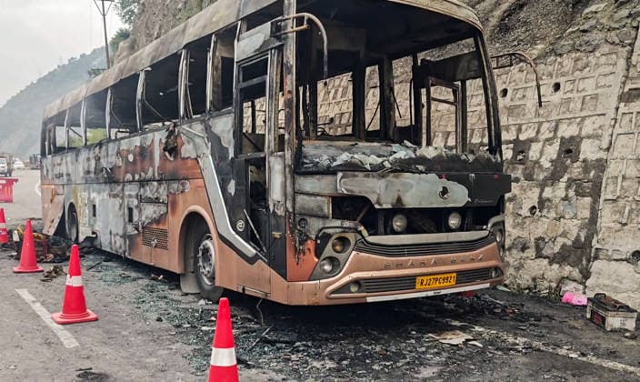 India: Investigation into a burnt-out bus in the Kashmir region