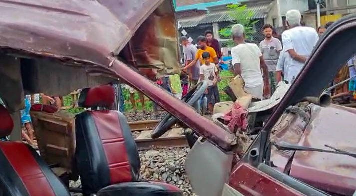 India: School bus collides with train in Murshidabad