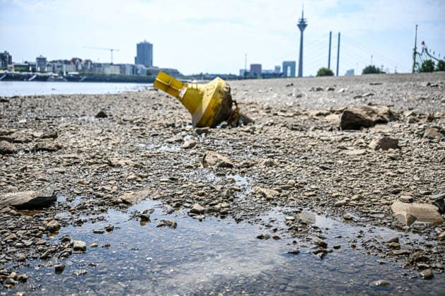 North Rhine-Westphalia, drought and low water levels on the Rhine in Düsseldorf