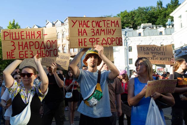 Ukraine: Protests in Kyiv against the dismissal of Defence Minister Mykhailo Fedorov