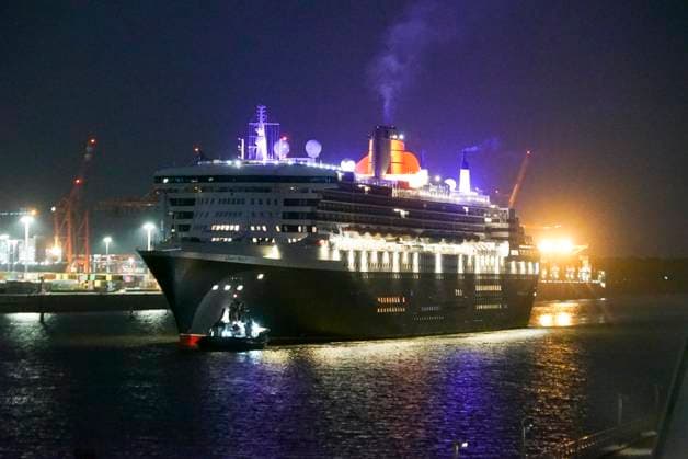 Hamburg: the cruise ship Queen Mary 2 arrives in port