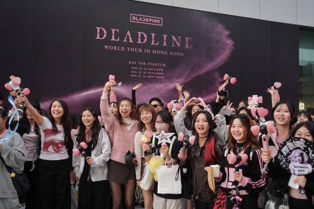Music, fans taking photos, advertising for Blackpink in Hong Kong
