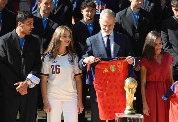 Royals: King Felipe VI welcomes World Champions Spain to Madrid