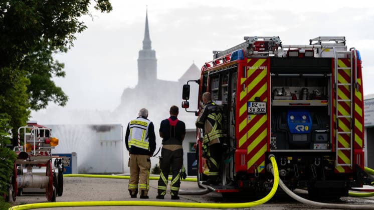 Saxony, Bautzen: Firefighters are cooling the burning battery storage facility at the Schlieben car park in Bautzen