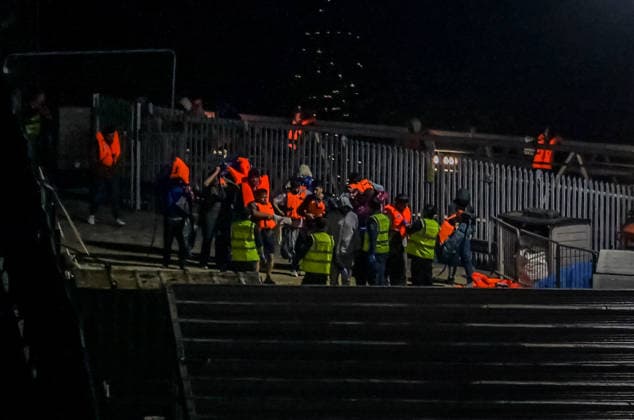 UK: Border Force stops migrant boats in the Channel off Dover