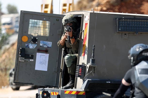 Middle East conflict, Jerusalem: Israeli forces demolish buildings during a raid in Rafat