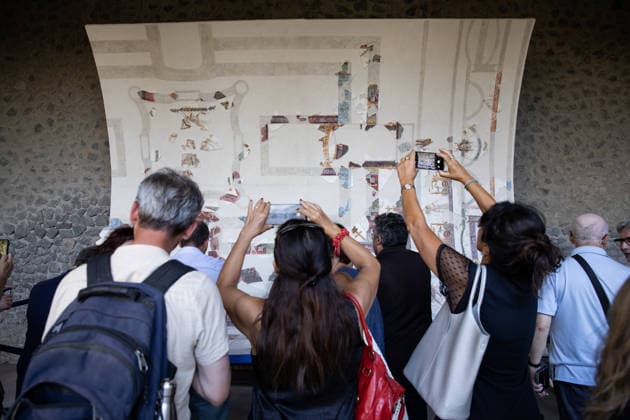 Italy: Presentation of the restored ceiling in the house with a bakery (Region IX) in Pompeii