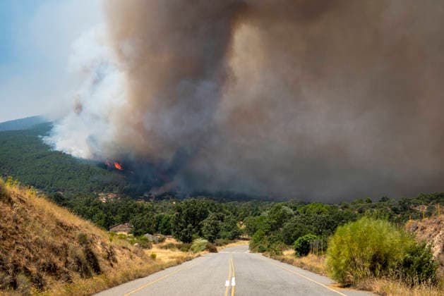 Spain: Large plume of smoke near El Castanar following a forest fire near El Tiemblo in Ávila