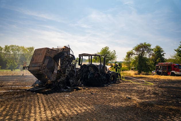 Hesse: Tractor and field on fire following a tornado in Neu-Anspach