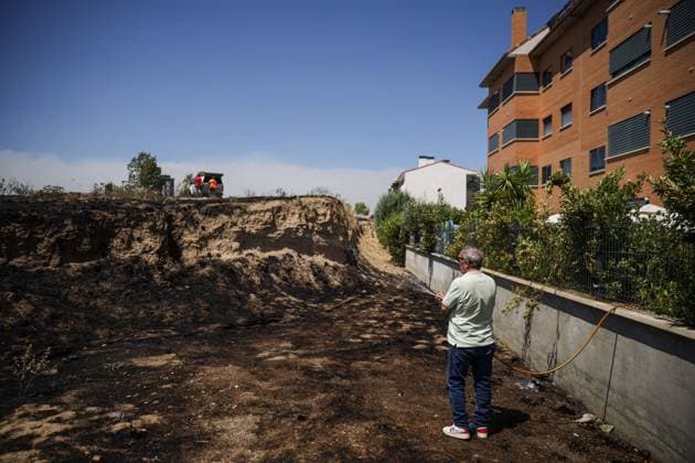 Spain: Cooling and fire-extinguishing operations following a wildfire in Navalcarnero, near Madrid