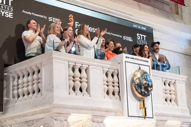 USA: Yie-Hsin Hung, Chair and CEO of State Street Investment Management, rings the closing bell at the New York Stock Exchange