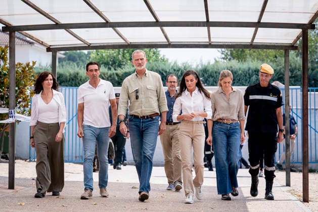 Forest fires in Spain: the Royal Family – King Felipe VI and Letizia – visit evacuees in Villamanta to find out how they are coping