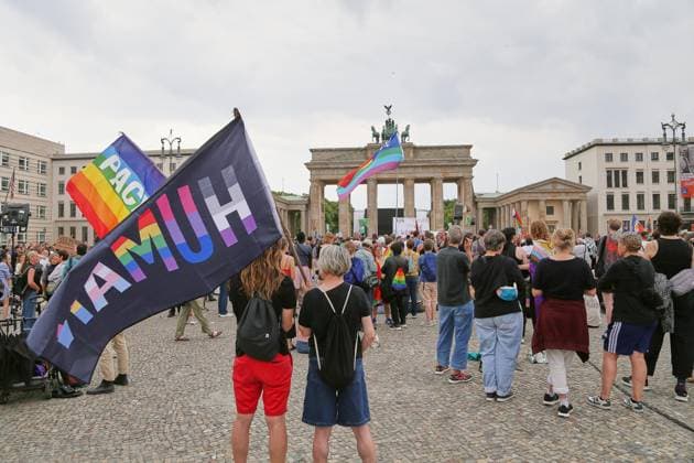 Berlin, attack on Christopher Street Day, memorial service at the Brandenburg Gate