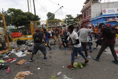 Guatemala, refugees from Honduras break through border fence to Mexico