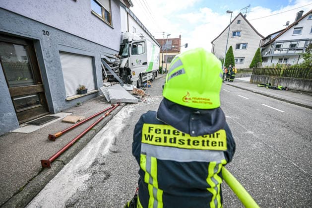 Baden-Württemberg: Lorry crashes into the wall of a house in Waldstetten