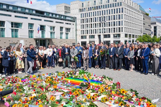Berlin: Attack on Christopher Street Day; representatives from diplomatic missions pay their respects at Pariser Platz