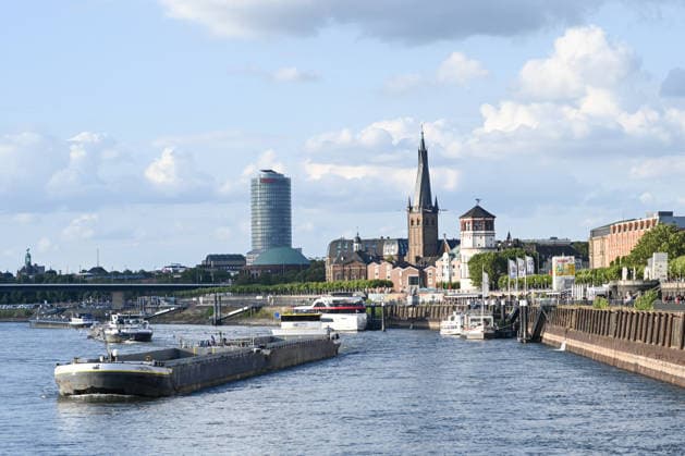 North Rhine-Westphalia: Low water levels on the Rhine in Duisburg