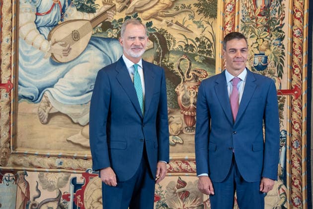 Royals: King Felipe of Spain welcomes Pedro Sánchez to Palma de Mallorca